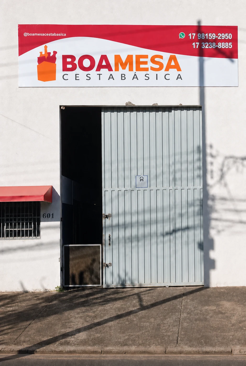 Foto real da fachada da Boa Mesa Cesta Básica, no número 601