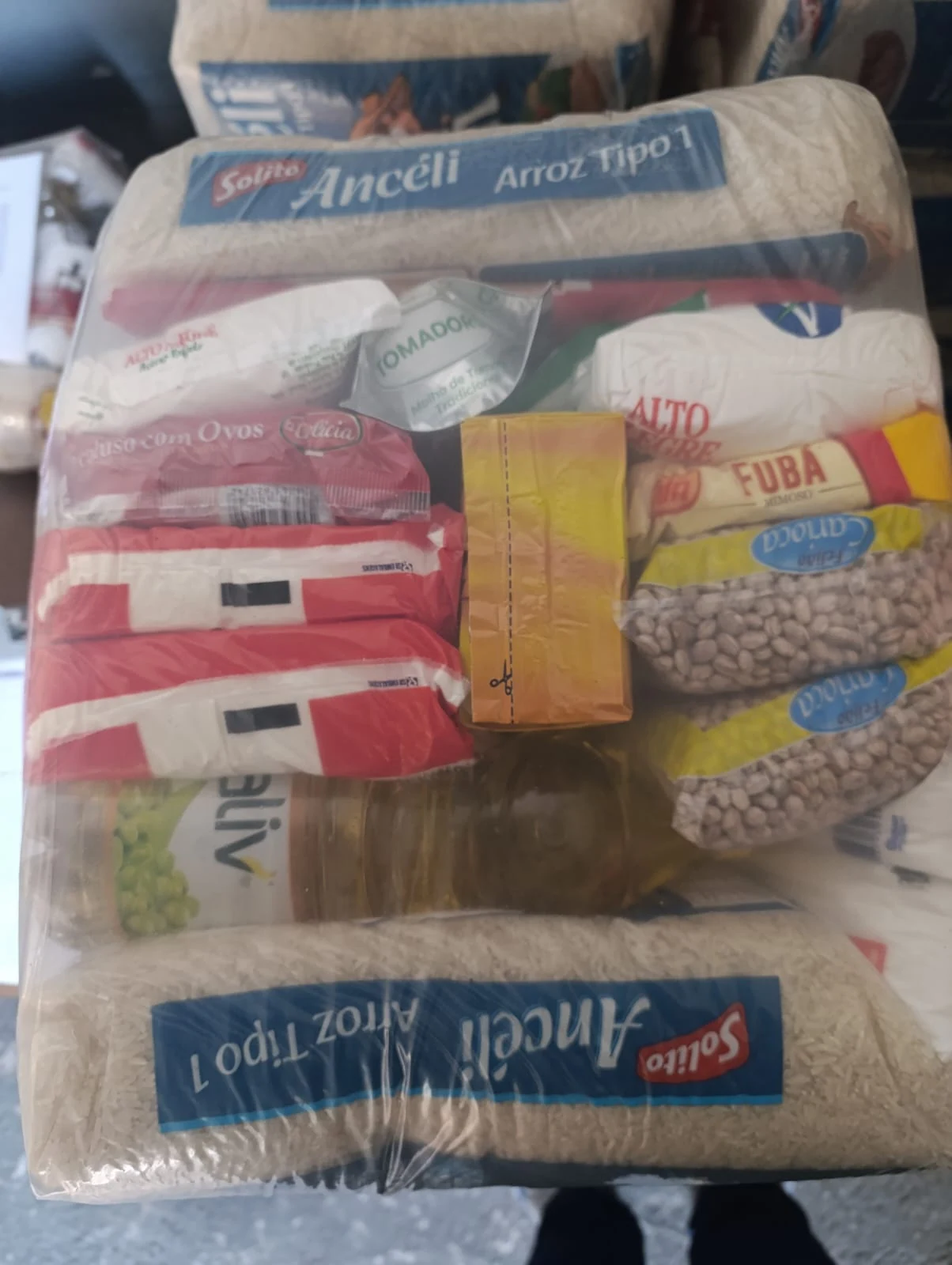 Foto real de uma cesta básica Boa Mesa embalada com alimentos